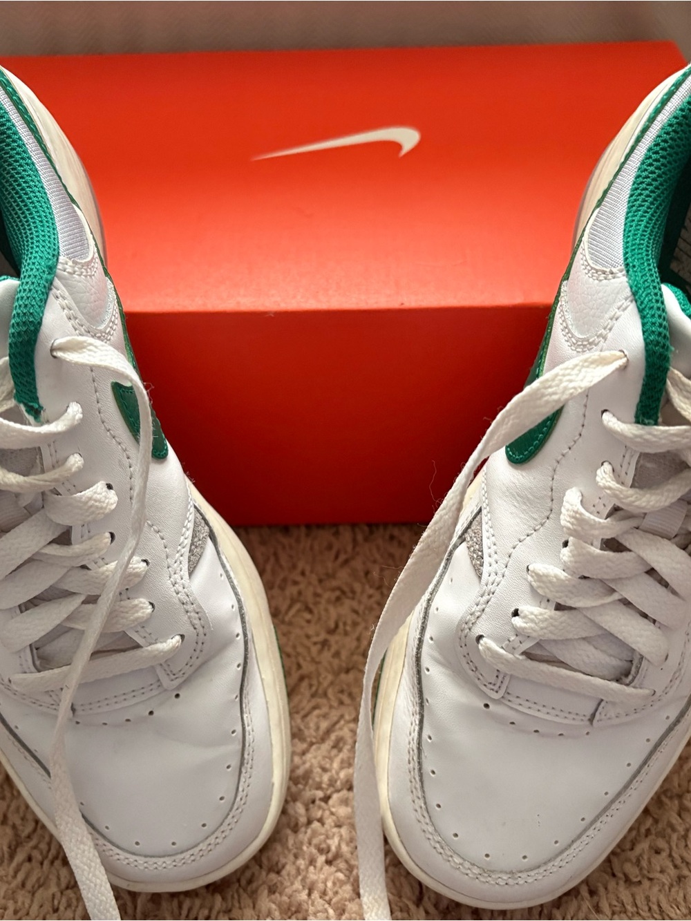 Nike Kids White & Green Low-Top Sneakers